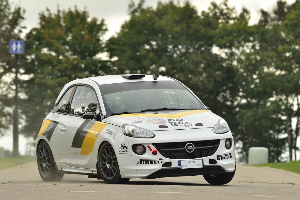 Jacob Madsen og Line Lykke Jensen havde æren af startnummer 1 i deres Opel ADAM R2, som de her vrider rundt i et snævert sving på Roskilde Dyrskueplads. Der er stor forskel, hver gang jeg går fra min ADAM-cupbil med 140 hestekræfter til ADAM R2 med 200 hestekræfter. R2-bilen kan køres mere aggressivt, siger Jacob Madsen
(Foto: Michael Eisenberg)
